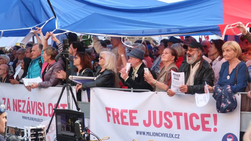 Covid-19: Se manifiestan contra el mandato de la vacuna obligatoria en Praga