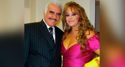 Tras muerte de Vicente Fernández, filtran foto de Jenni Rivera al besar al cantante en concierto