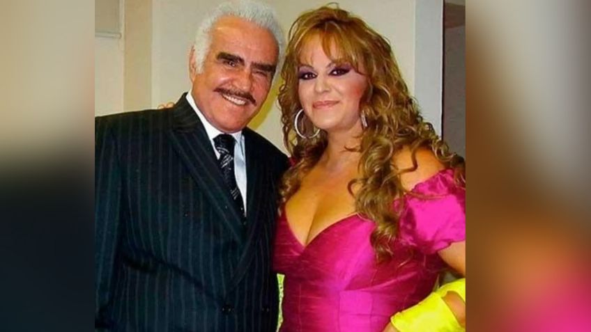 Tras muerte de Vicente Fernández, filtran foto de Jenni Rivera al besar al cantante en concierto