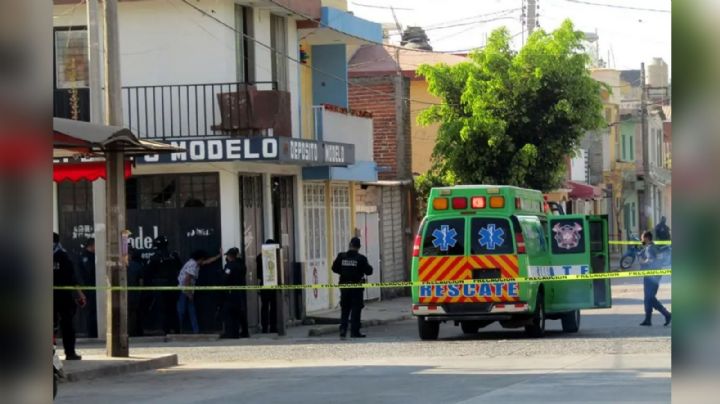 En presencia de su esposa, desconocidos le arrebatan la vida a un motociclista en Michoacán