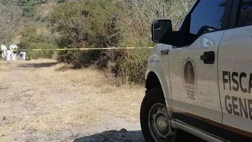 Macabro hallazgo: A la orilla de un libramiento, abandonan el cuerpo maniatado de un hombre