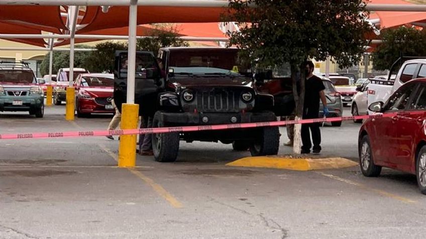 Comando armado asesina a un hombre en el estacionamiento de una tienda; quedó dentro de su camioneta