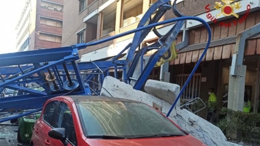 Tragedia en Italia: Grúa se desploma y 3 trabajadores mueren; siniestro queda en VIDEO