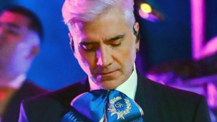 VIDEO: Alejandro Fernández rompe en llanto en su primer concierto tras la muerte de su padre