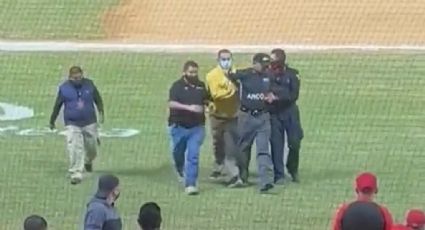 Locura en el Teodoro Mariscal: Policía entra y saca del juego a un ampáyer de la LMP
