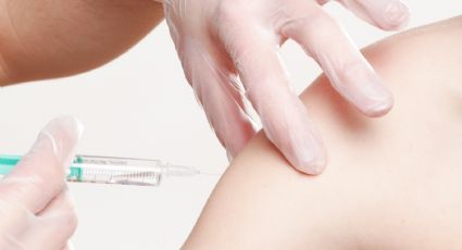 La Unión Europea estima que las vacunas de refuerzo combatirían a la variante Ómicron
