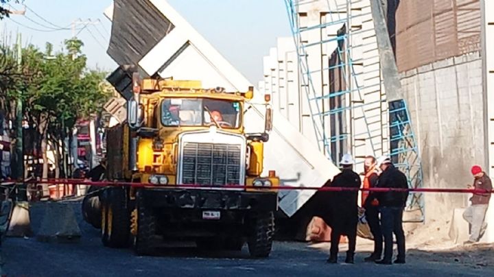 Pieza de 300 toneladas de trolebús elevado cae en la Ciudad de México; cierran vialidad