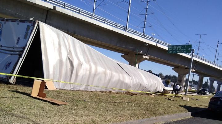 Caos previo a Nochebuena: A tempranas horas, tráiler se vuelca y autoridades se movilizan