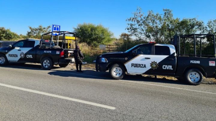 A la orilla de una autopista, localizan el cadáver de una persona; fue envuelto en un plástico