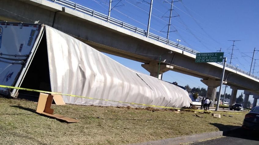 Caos previo a Nochebuena: A tempranas horas, tráiler se vuelca y autoridades se movilizan