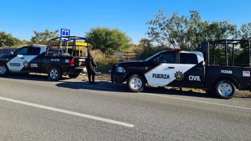 A la orilla de una autopista, localizan el cadáver de una persona; fue envuelto en un plástico