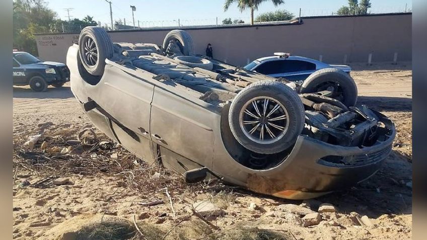 SLRC: Menor de edad sufre aparatosa volcadura; terminó con pocas lesiones