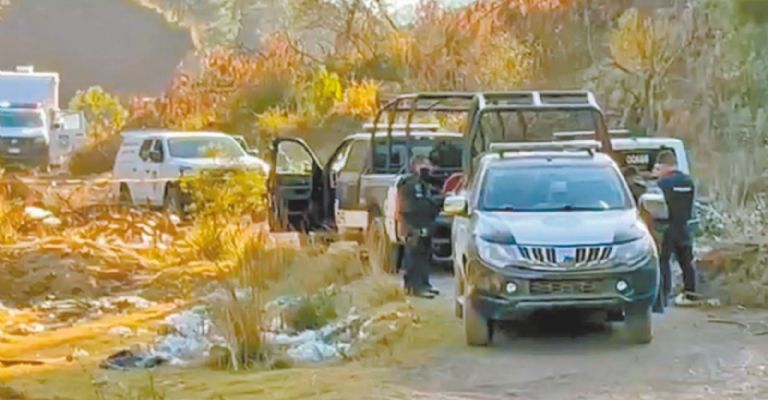 Autoridades llegan al sitio del crimen