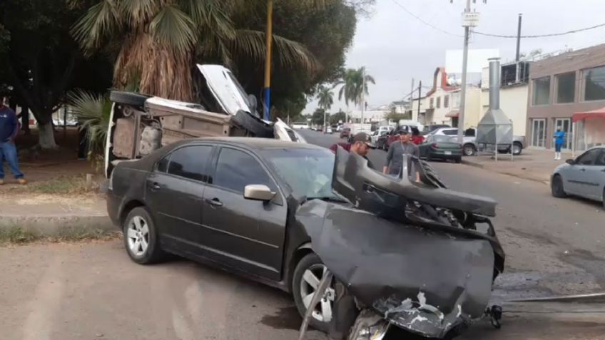Aparatoso choque volcadura en la colonia Campestre de Ciudad Obregón deja daños materiales