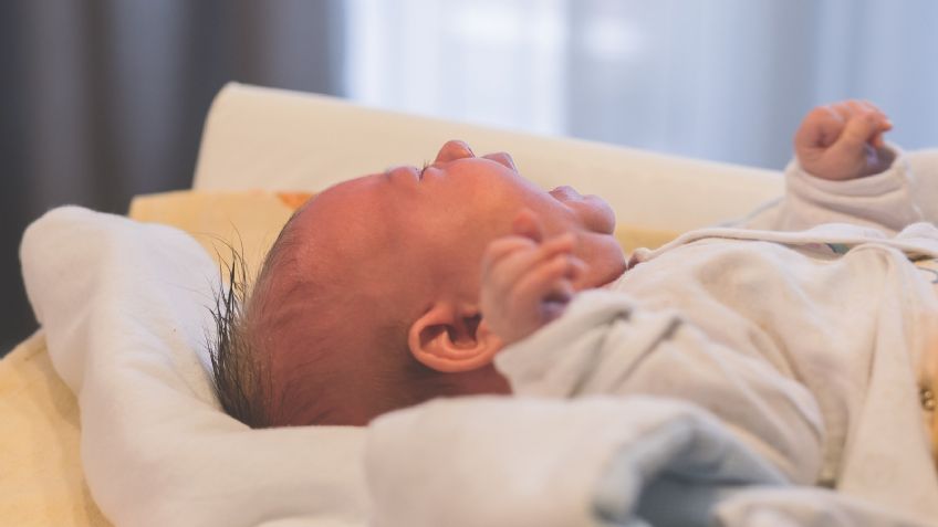 Arrestan a una mujer por ahogar a su hija de 3 meses; sus suegros querían un varón