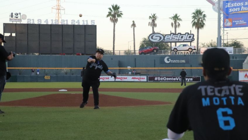 LMP: Director General de Tribuna lanza la primera bola en el último juego de Yaquis contra Mayos