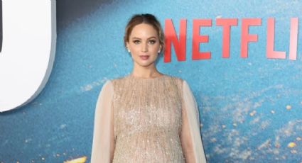 Jennifer Lawrence presume su embarazo con un vestido dorado en estreno de 'Don't Look Up'
