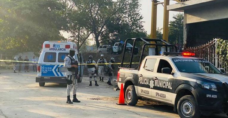 Autoridades trabajan en la escena del crimen