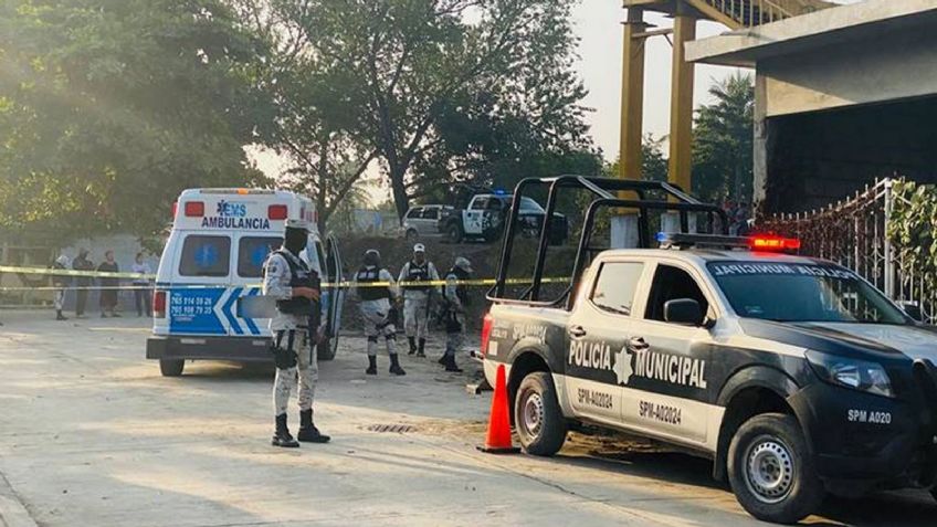 Maniatado y con huellas de violencia, abandonan en primaria a un individuo