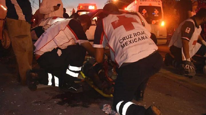 Hermosillo: Paramédicos de Cruz Roja atienden a hombre que se desplomó en la vía pública