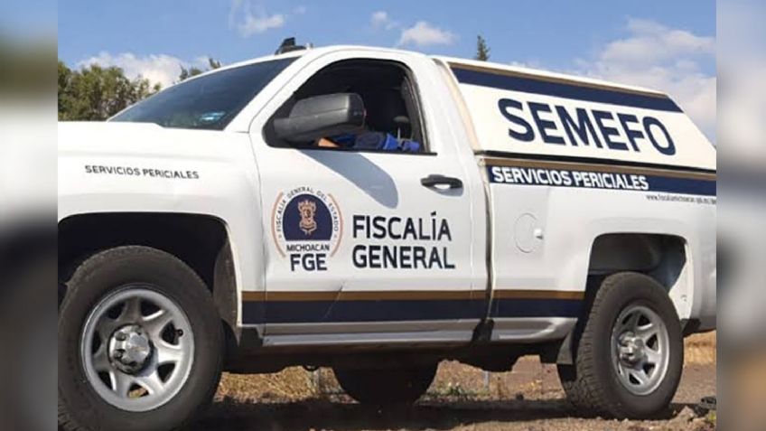 A la orilla de una carretera en Michoacán, dejan el cuerpo de un hombre; fue violentado