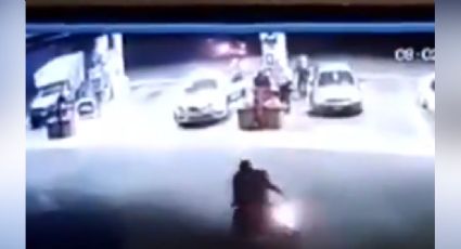 VIDEO: Ladrones fracasan al asaltar gasolinera luego de que uno de ellos se disparar por error