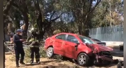 Conductora resulta herida tras volcarse y terminar arriba de un camellón