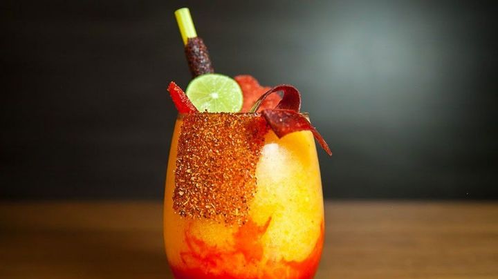 Refresca tus tardes con la fruta de temporada gracias a esta mangonada con chamoy