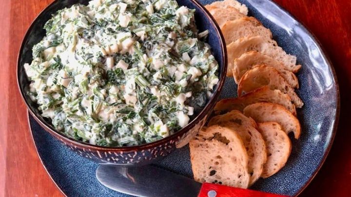¡Saludable y delicioso! Disfruta de una tarde de películas con este 'dip' de espinacas