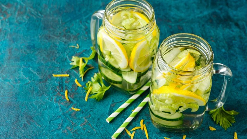 Prepara esta rica agua de apio con limón y disfruta de una saludable bebida