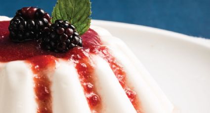 ¡Deliciosa! Endulza tu domingo con esta exquisita gelatina de yogurt con frutos rojos