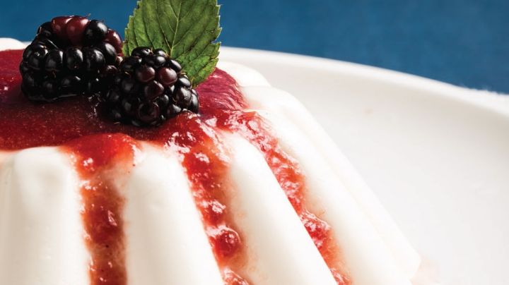 ¡Deliciosa! Endulza tu domingo con esta exquisita gelatina de yogurt con frutos rojos