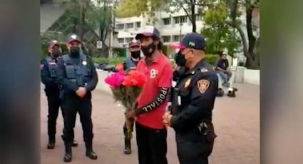 Con flores, hombre agradece a policías capitalinos hallar a su hija; los llama "héroes"