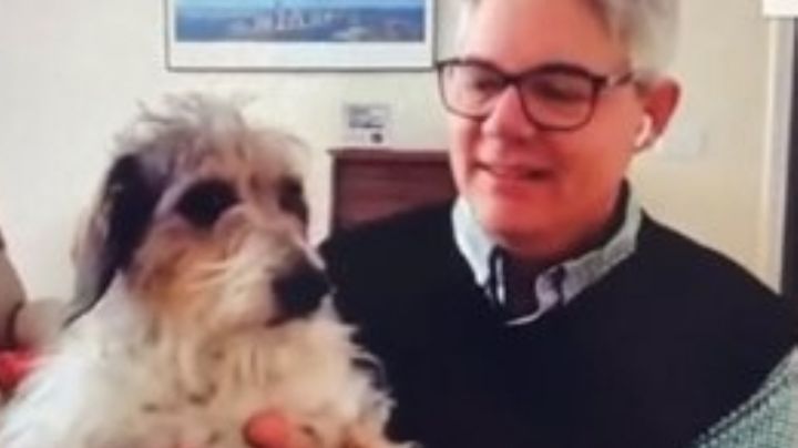 ¡Momento lleno de ternura! A media clase profesor de astronomía presume a sus perritos