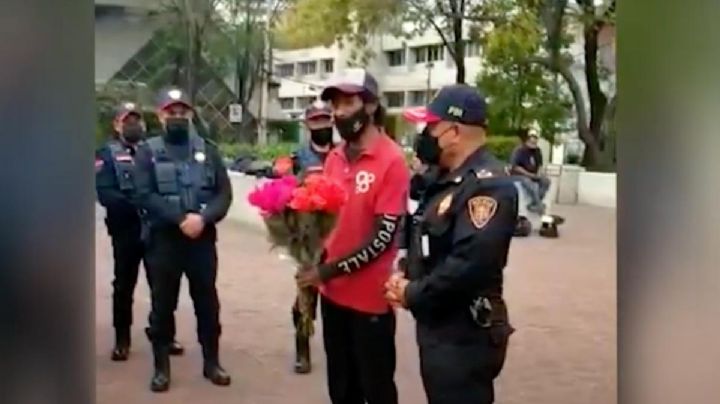 Con flores, hombre agradece a policías capitalinos hallar a su hija; los llama "héroes"