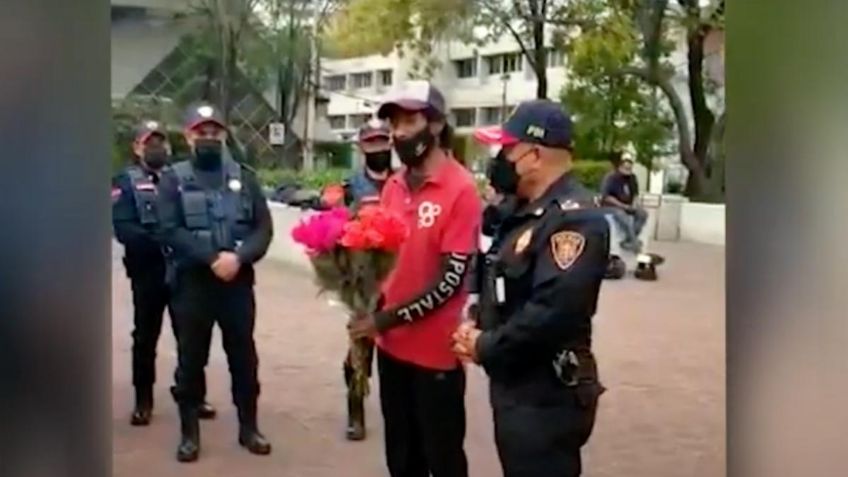 Con flores, hombre agradece a policías capitalinos hallar a su hija; los llama "héroes"