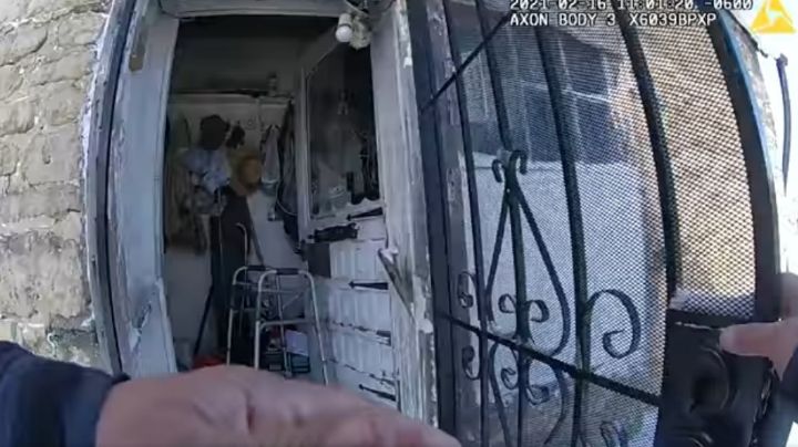VIDEO: Agentes rescatan a un 'abuelito' atrapado en un incendio que consumió su vivienda