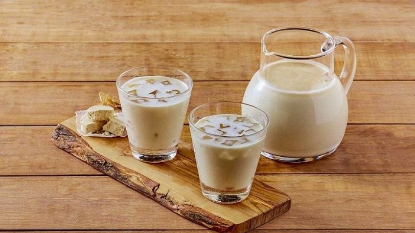 ¡Perfecta para los días de calor! Esta agua de mazapán será tu aliada para refrescarte