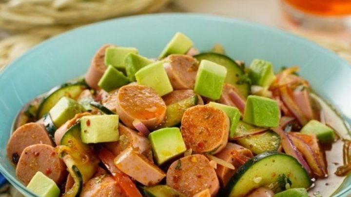 ¿No te gusta el pescado? Este aguachile de salchicha te salvará la vida en cuaresma
