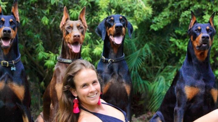 ¡Aterradores guardaespaldas! Imponentes perros cuidan a su dueña mientras retira efectivo