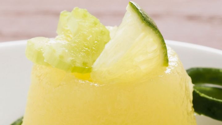 Supera la próxima temporada de calor con ayuda de esta rica gelatina de pepino y apio