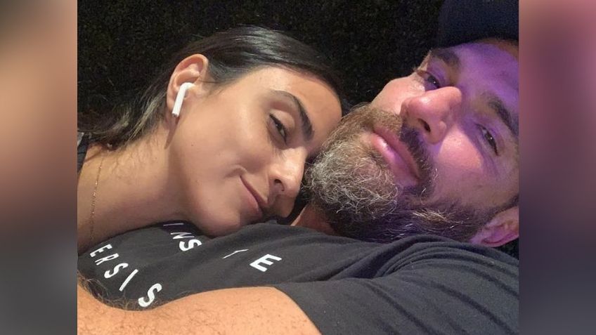 Tras aniversario con conductora de Televisa, Julián Gil presume que la familia crece