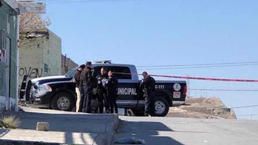 Sujetos desconocidos abandonan en predio el cadáver 'encobijado' de un hombre en San Luis Potosí