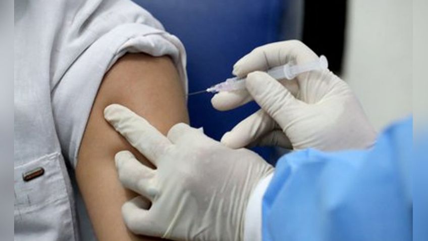 ¿Nueva estafa? Vacunan a personas de la tercera edad con aire y no contra el coronavirus