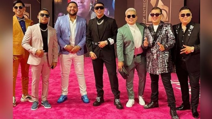 Tras salir del clóset, integrante de Grupo Firme recibe sorpresa de la agrupación