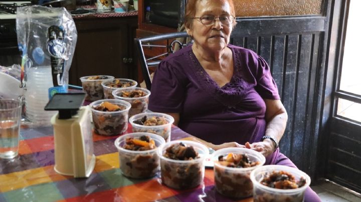 ¡El cáncer no la detiene! Doña Yolanda tiene más de 35 años vendiendo capirotada