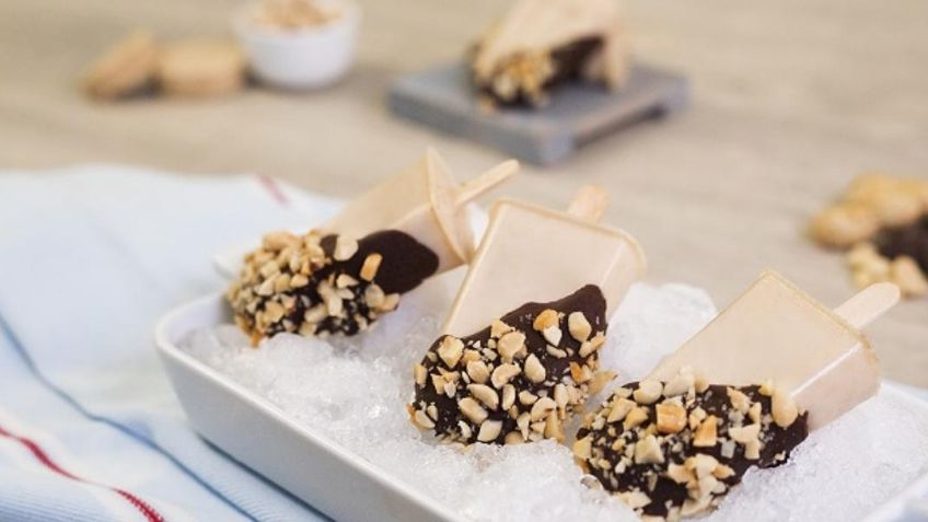 Dale un toque de cacahuate a tus tardes calurosas con estas paletas heladas de mazapán