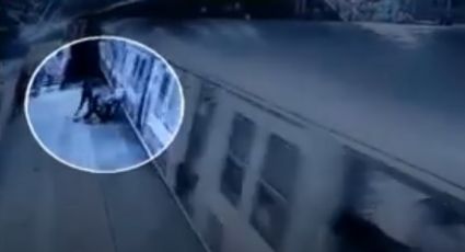 VIDEO: ¡Terrible! Sujeto intenta matar a una mujer en el tren porque no quiso casarse con él