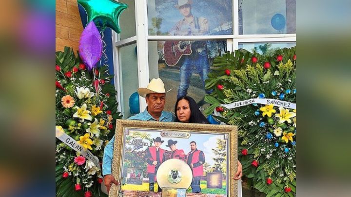 Vocalista de Los Plebes del Rancho tiene íntimo acercamiento con papás de Ariel Camacho