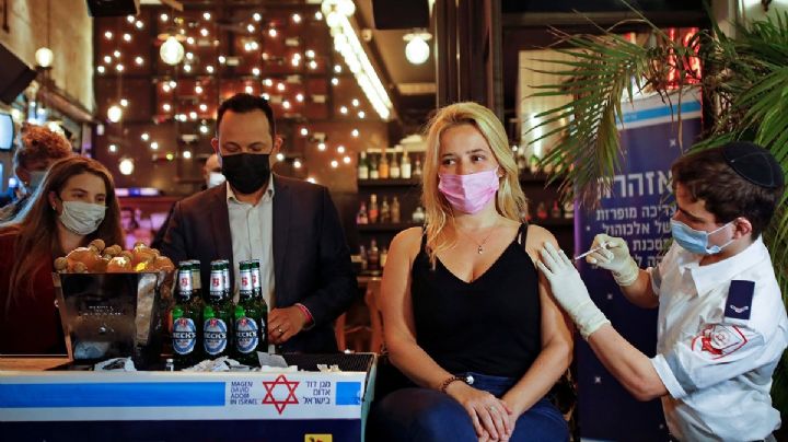 ¡Insólito! Bares de Israel regalan bebidas a jóvenes para que se vacunen contra Covid-19